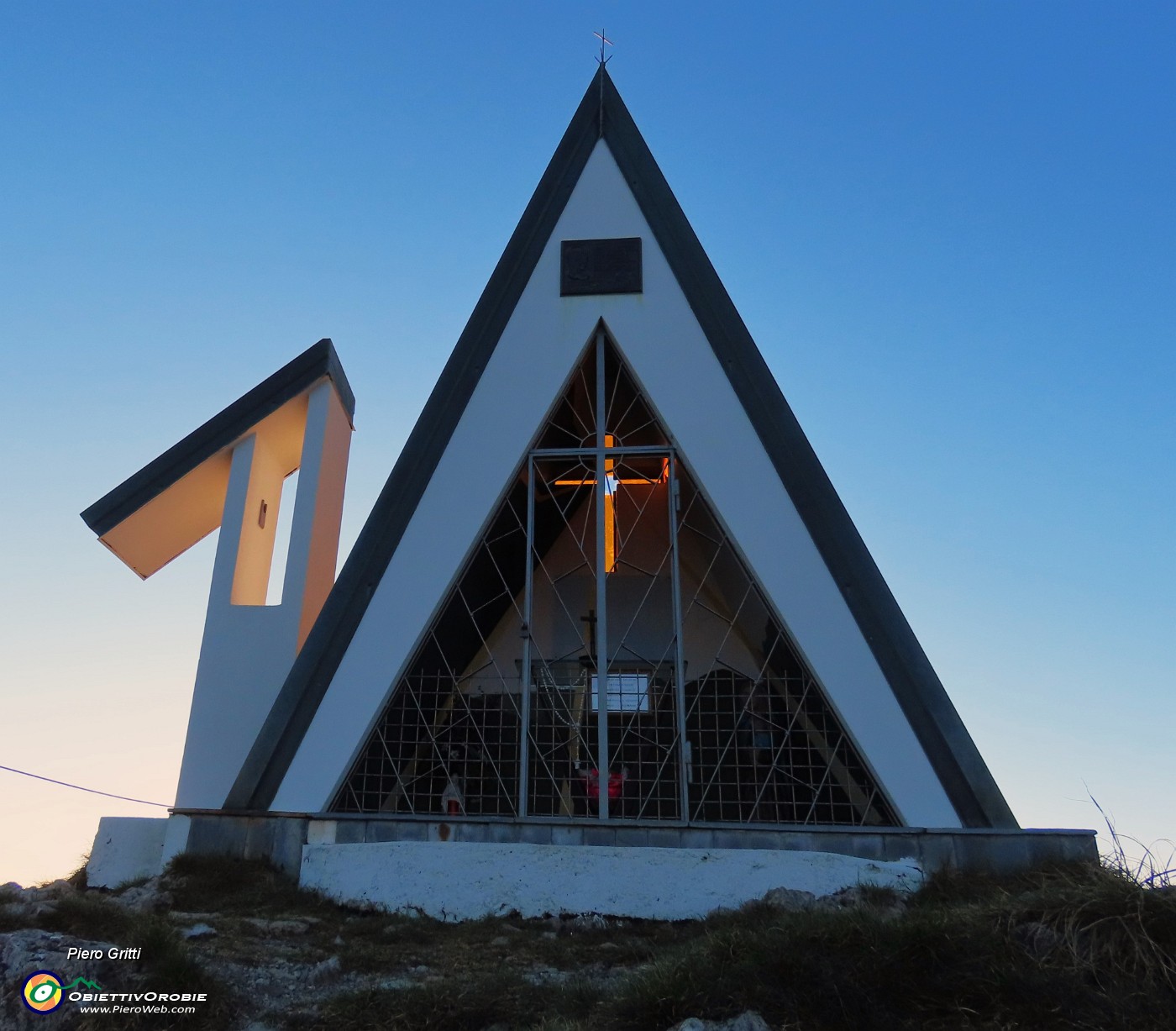 05 Cappelletta di vetta del Pizzo Cerro (1285 m).JPG
